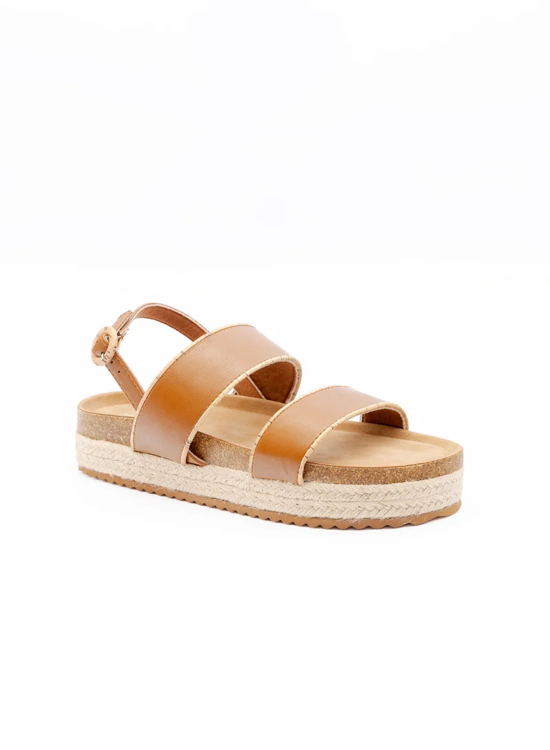 باتا صنادل بنعل مرتفع مع حزام خلفي قابل للتعديل